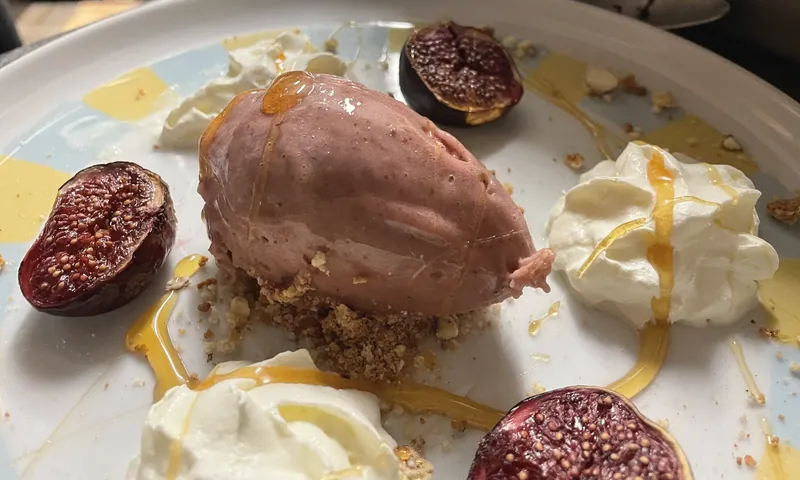 Dessert mit Mousse, frischen Feigen, Mascarpone und Honig
